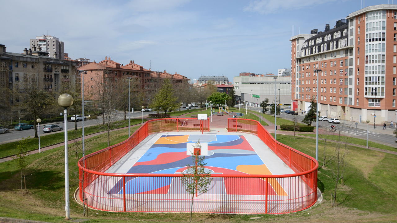Concluyen las obras de la cancha de baloncesto de los Jardines Emiliano Arriaga en San Adrián y Miribilla