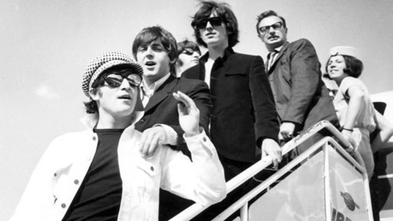Lennon al frente arribando en Madrid para el par de conciertos que daria The Beatles en Espana en julio de 1965