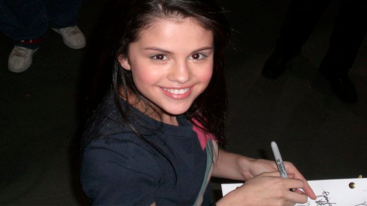 Selena Gomez en el estudio de grabacion de Wizards of Waverly Place en 2007.