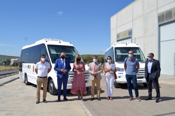 La Diputación de Córdoba entrega al Ayuntamiento de Bujalance dos microbuses de biodiésel