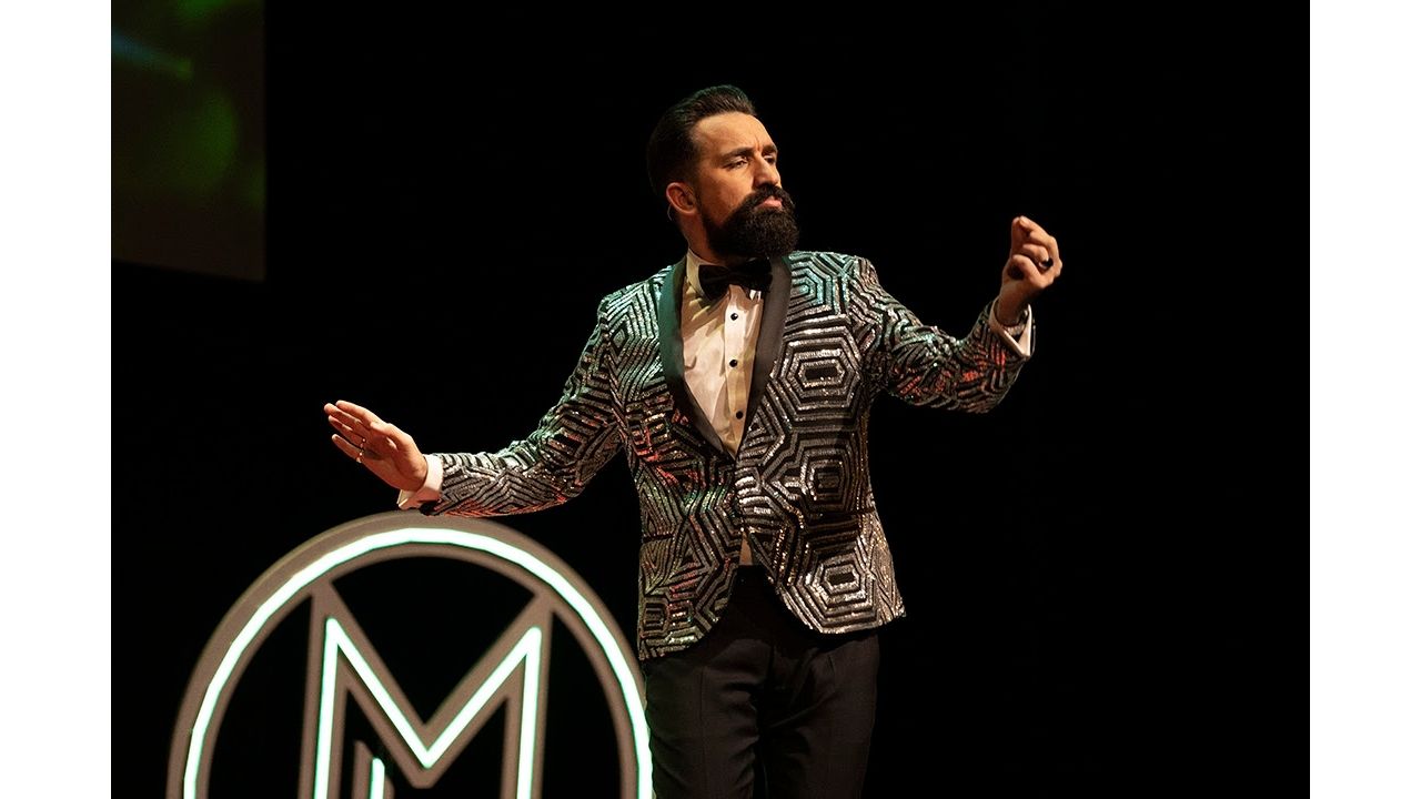 Miguel Lago apuesta «Todo al Negro» y trae el humor de su casino al Teatro Campos