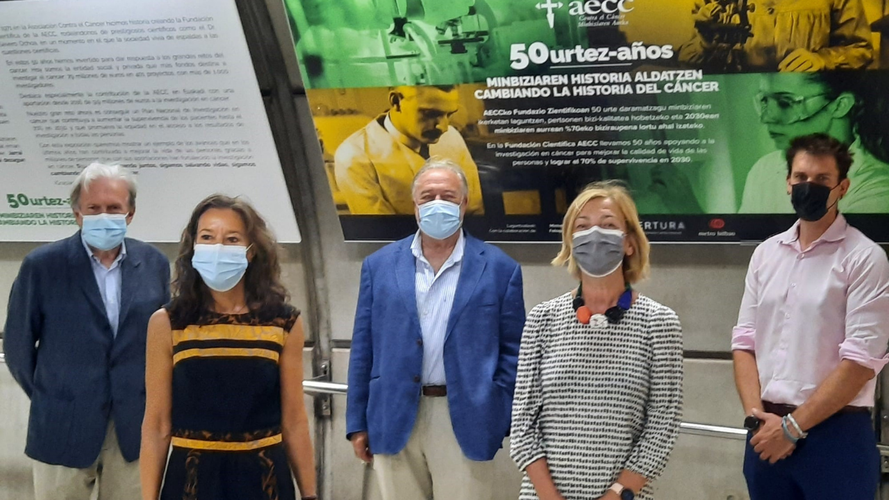 Metro Bilbao acoge la exposición de la AECC por los 50 años de investigación en cáncer