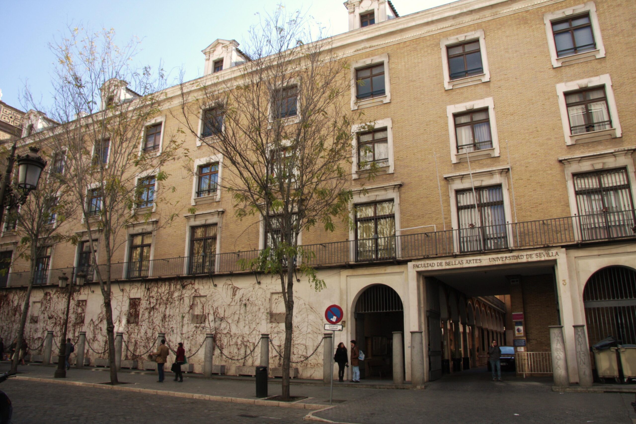 Edificio de la Facultad de Bellas Artes de la Universidad de Sevilla by adulanet.com