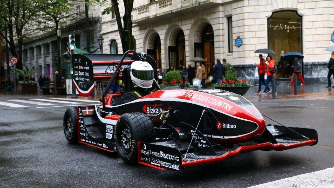 El Monoplaza Formula Student Bizkaia sale a las calles de Bilbao