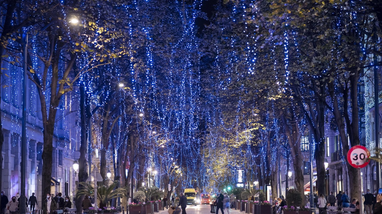Bilbao da la bienvenida a la Navidad con el encendido de luces