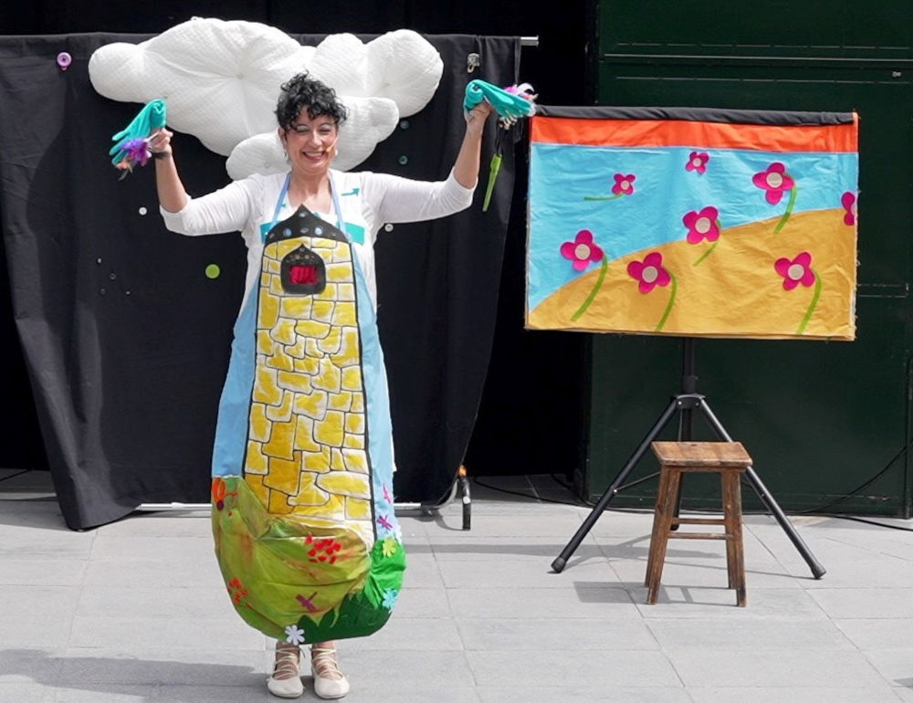 La obra infantil «Con la cabeza en las nubes» llega a A Coruña