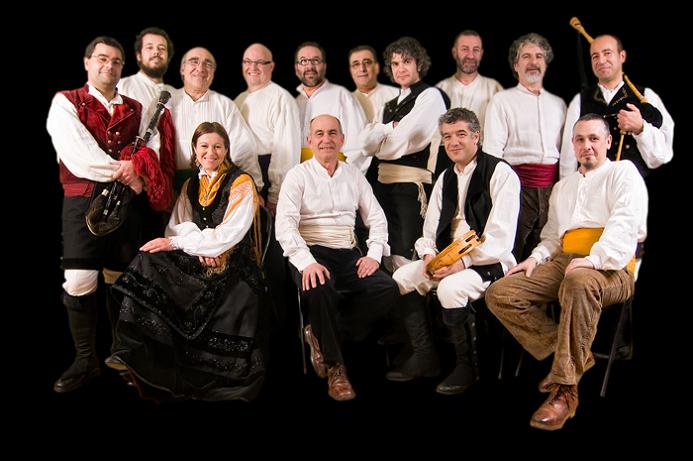 Concierto del grupo de folk gallego  «Treixadura» en Narón