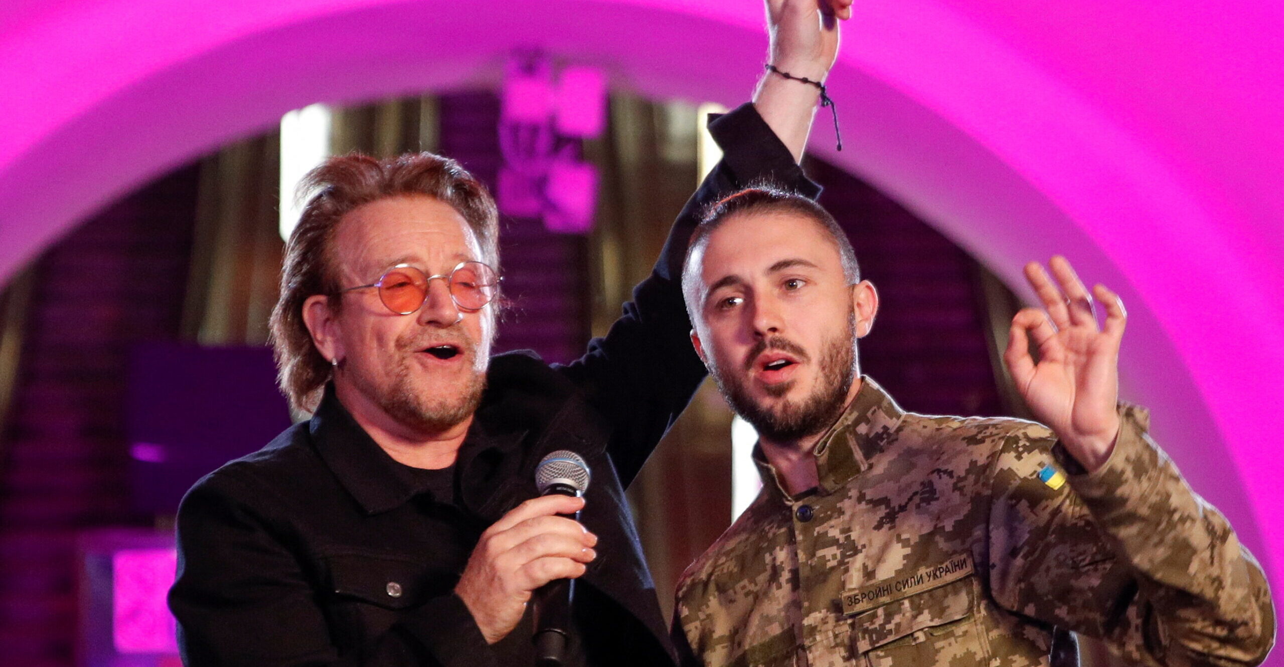 Bono y The Edge, de U2, dan un concierto sorpresa en el metro de Kiev
