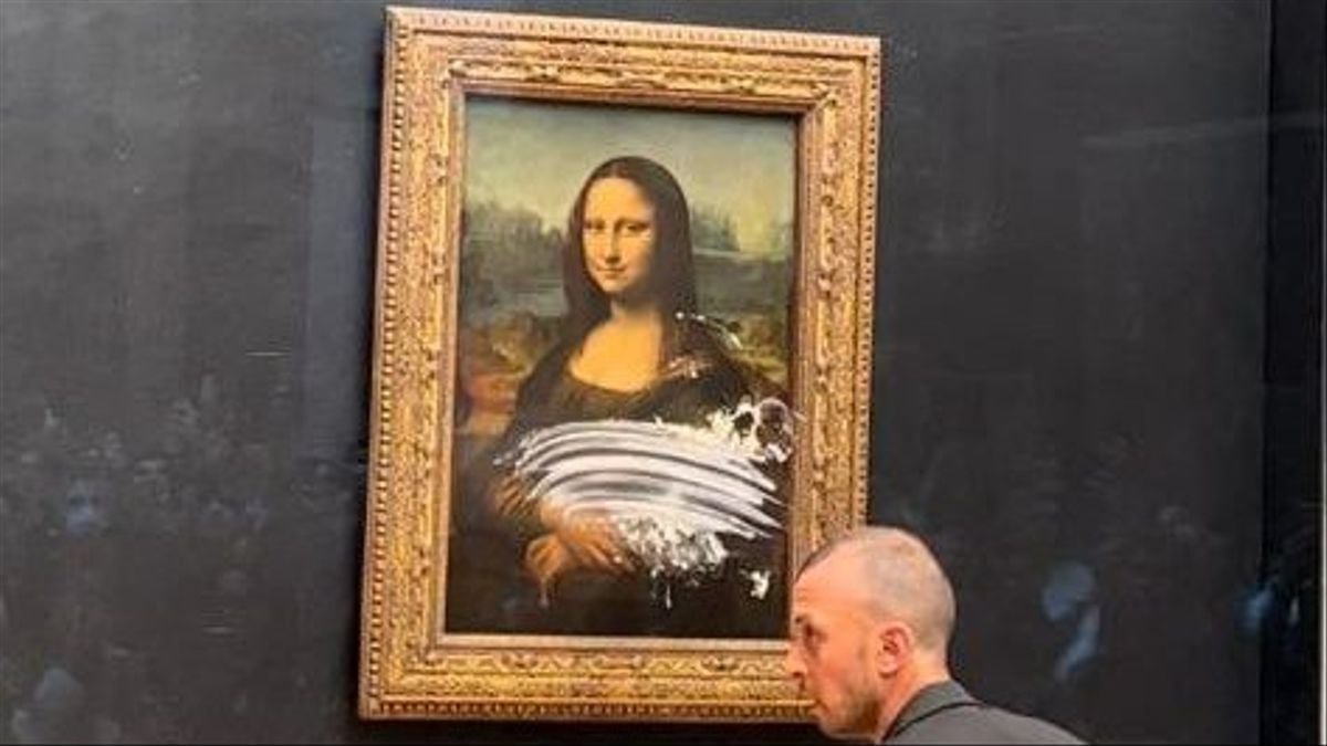 Un visitante arroja una tarta contra la Mona Lisa en el Louvre
