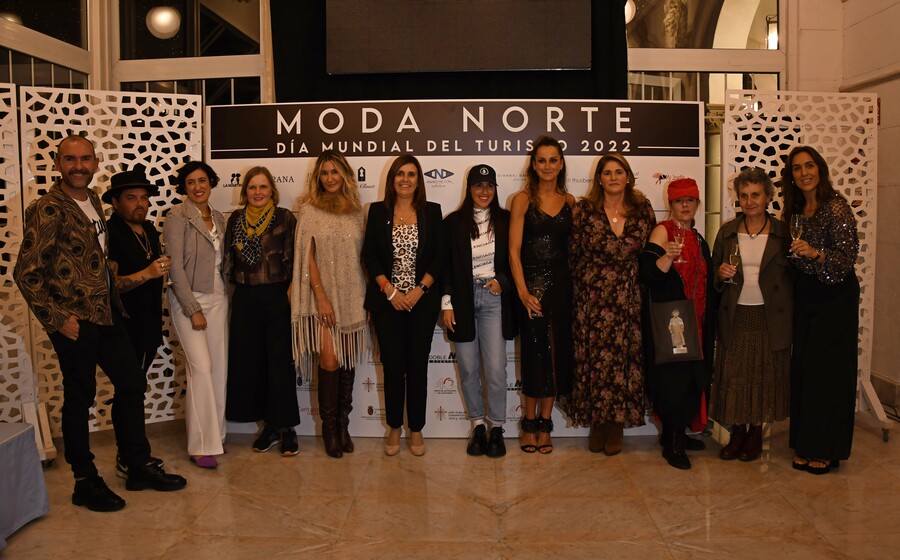 I Encuentro Moda Norte foto familia disenadoras con consejera Presidencia