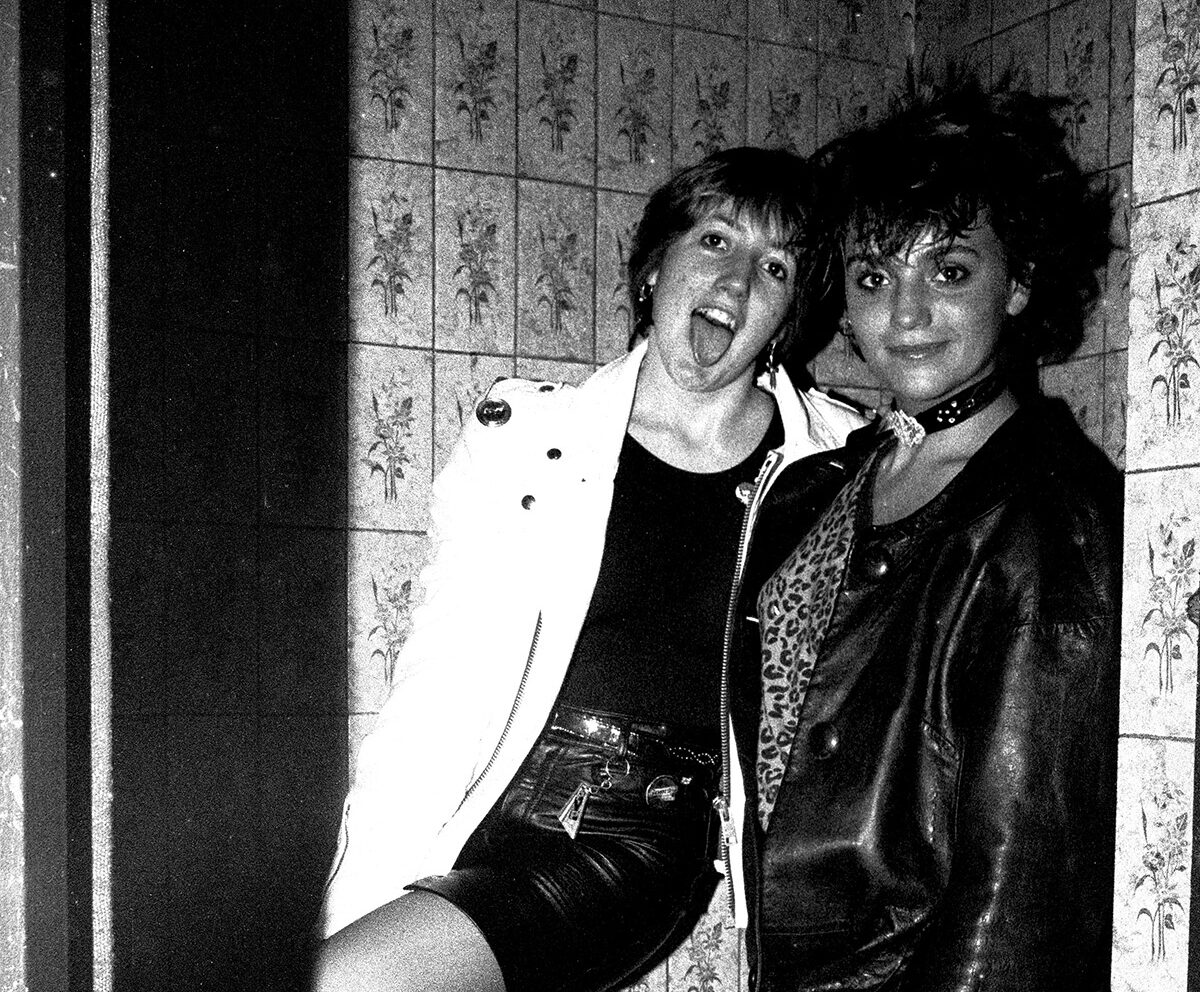 0041 Chicas en el bano del Rock Ola Foto Marivi Ibarrola 1983 c0161 copia 2