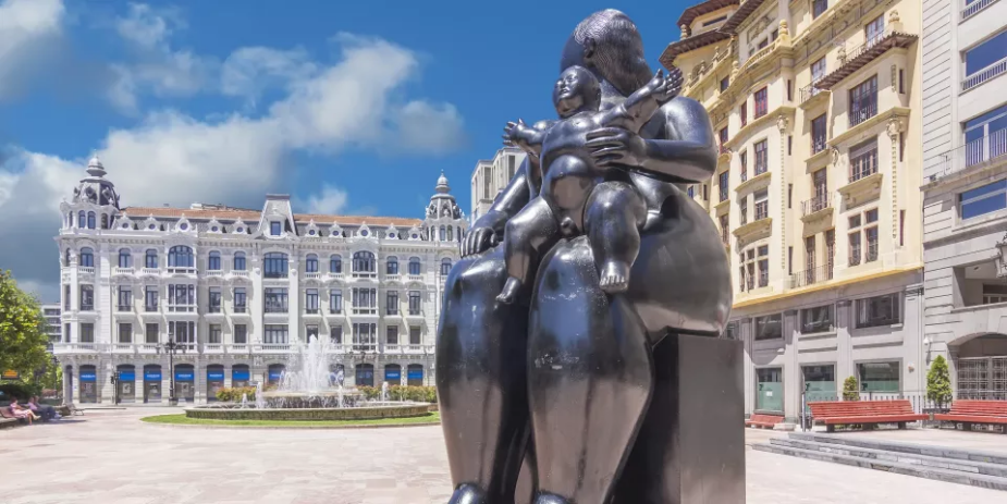 monumentos de Asturias Escultura de la Maternidad de Fernando Botero