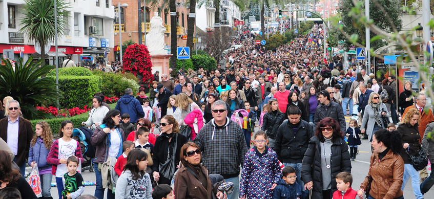 Arrastre de Latas en Algeciras, una tradición para atraer a los Reyes Magos