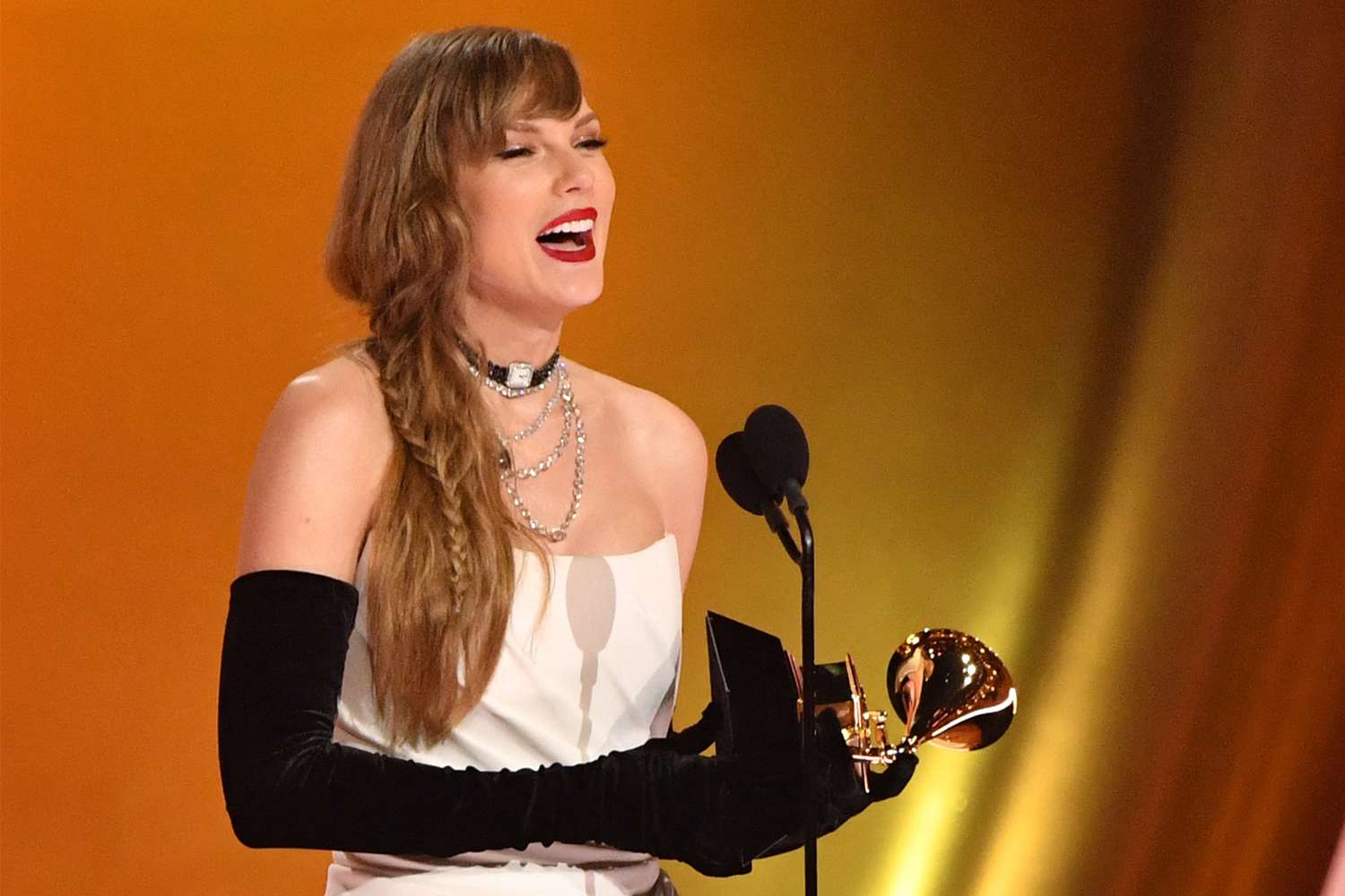 Taylor Swift hace historia en los Grammy 2024