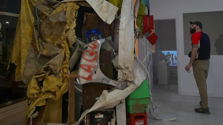 Residuos urbanos transformados en arte en una exposición de Pontevedra